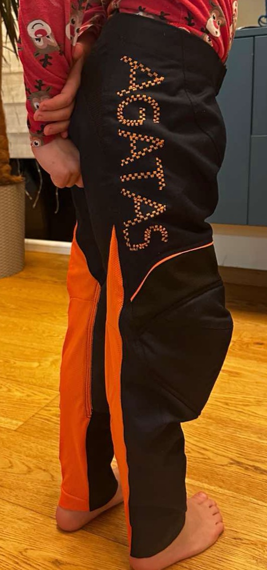 Individualios kelnės su siuvinėjimu